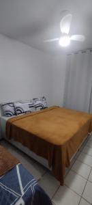 sypialnia z łóżkiem z drewnianym stołem w obiekcie Quarto privativo WC compartilhado w mieście Joinville