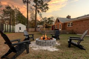 威尔明顿Charming Ranch in Wilmington的院子里的火坑,配有两把椅子和一张桌子
