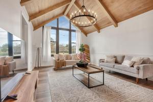 威尔明顿Charming Ranch in Wilmington的带沙发和桌子的客厅