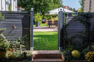 uma entrada para um jardim com um portão de madeira em Ferienwohnung Alter Kuhstall em Neuenstein
