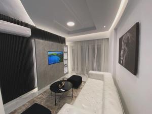 TV a/nebo společenská místnost v ubytování Suncity Tirana Luxury Apartments