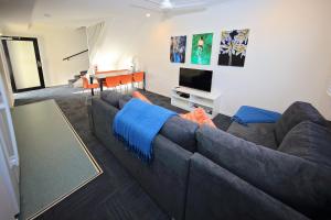 un soggiorno con divano e TV di MiHaven Shared Living - Gatton St a Cairns