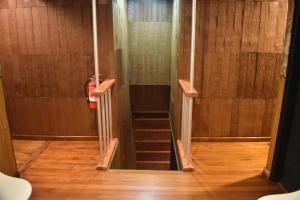 una escalera en una habitación con un extintor de incendios en Estación Hostel, en Castro