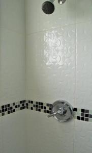 La salle de bains est pourvue d'une douche et d'un lavabo. dans l'établissement Pearl's Hilltop Cottage, 