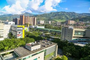 Magnífico Apartamento amoblado Medellín في بيلو: اطلالة على مدينة فيها جبال في الخلفية