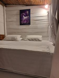 um quarto com uma cama com uma pintura de um cavalo em Hotel Gabarra Lodge em San Vicente