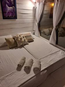Postel nebo postele na pokoji v ubytování Hotel Gabarra Lodge