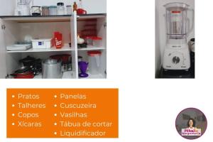 uma cozinha com um liquidificador numa prateleira em Casa 5km Praia Coroa Vermelha 1 quarto no Térreo em Santa Cruz Cabrália