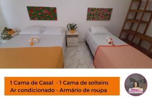 duas camas sentadas uma ao lado da outra num quarto em Casa 5km Praia Coroa Vermelha 1 quarto no Térreo em Santa Cruz Cabrália