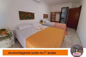 um quarto de hotel com duas camas em Casa 5km Praia Coroa Vermelha 1 quarto no Térreo em Santa Cruz Cabrália