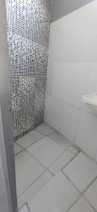uma casa de banho com um chuveiro, um WC e um lavatório. em kitnet praia no Anil Angra dos reis em Angra dos Reis
