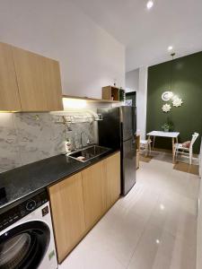Dapur atau dapur kecil di Kata Home Central