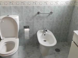 a bathroom with a toilet and a bidet at Apartamento Nora in Lagos