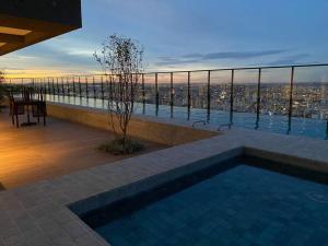 uma piscina no telhado de um edifício em Studio Books Id Vida Urbana em Goiânia