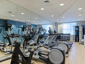 萨拉索塔voco Sarasota, an IHG Hotel的健身房设有跑步机和椭圆机