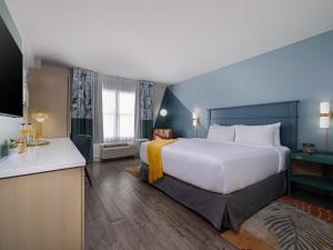 Un pat sau paturi într-o cameră la voco Sarasota, an IHG Hotel