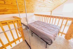 Cama en habitación con techo de madera en Lake Vista Chalet - 1BR, Full Kitchen, Wi-Fi en Kenai