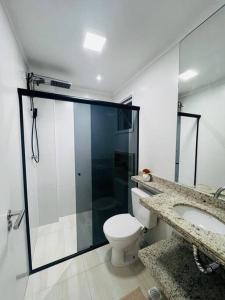 大普拉亚AP Elegante e luxuoso no Caiçara的带淋浴、马桶和水槽的浴室