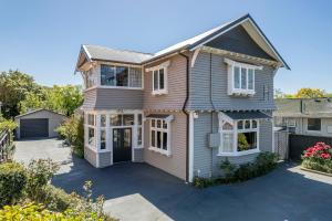 une maison avec beaucoup de fenêtres dans l'établissement Homelea Bed and Breakfast, à Christchurch