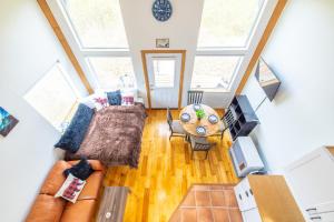 vistas panorámicas a una sala de estar con sofá y mesa en Lake Vista Chalet - 1BR, Full Kitchen, Wi-Fi en Kenai