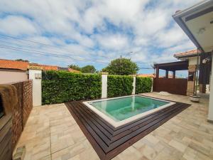 a swimming pool in the backyard of a house at CENTRO DE XANGRI-LÁ COM PISCINA in Xangri-lá