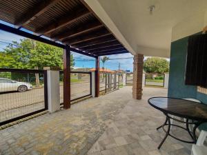a patio with a table and a view of a car at CENTRO DE XANGRI-LÁ COM PISCINA in Xangri-lá