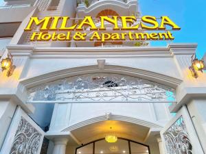 una señal de hotel y apartamento sobre un edificio en Milanesa Hotel and Apartment en Vung Tau