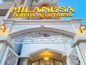 een hotel- en appartementenbord boven een gebouw bij Milanesa Hotel and Apartment in Vung Tau