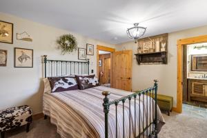 Postel nebo postele na pokoji v ubytování Big House at Bunkhouse