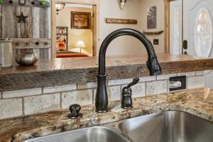 Kuchyň nebo kuchyňský kout v ubytování Big House at Bunkhouse + 37 fotografií