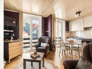 uma cozinha e sala de estar com mesa e cadeiras em Van Mullemstraat 15 2 bedrooms on floor 2 em Blankenberge