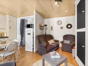 uma sala de estar com duas cadeiras de couro e uma mesa em Van Mullemstraat 15 2 bedrooms on floor 2 em Blankenberge
