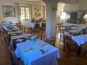 een eetkamer met tafels met blauw tafelkleed bij HUMAN HOTEL RESIDENCE ex esparrus in Villecroze