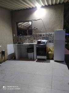 kuchnia z kuchenką i lodówką w obiekcie Recanto do Pontal Camping w mieście Angra dos Reis