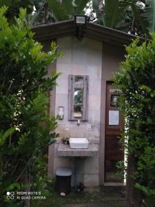 małą łazienkę z umywalką i lustrem. w obiekcie Recanto do Pontal Camping w mieście Angra dos Reis