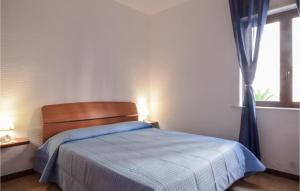 - une chambre avec un lit et une fenêtre dans l'établissement Gorgeous Apartment In Gioiosa Marea With Kitchen, à Gioiosa Marea