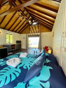 1 dormitorio con cama grande y almohada inflable en Blackstone Paea Premium beachfront bungalow private access wifi - 3 pers, en Paea