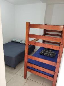 Ce lit superposé se trouve dans un dortoir doté de lits superposés. dans l'établissement Casa a 250 metros a pé da praia. Ótima localização, à Bertioga