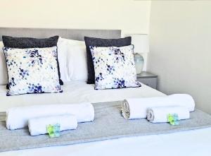 バーンリーにあるBurnley Terraced House by BEVOLVE - Free Parking 3のタオルが敷かれたベッドのある寝室