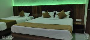 Letto o letti in una camera di Hotel Praj Paradise