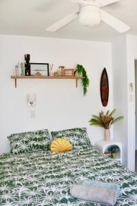 Posteľ alebo postele v izbe v ubytovaní Surf Shack in Iconic Rainbow Bay - Coolangatta QLD (pet friendly)