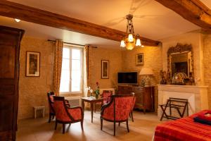 a living room with a table and chairs at Le Clos des Courtines - Les 4 Vents in Meuvaines