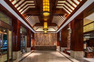 a hallway of a building with a ceiling at Bali Yating Hotel in Yiwu