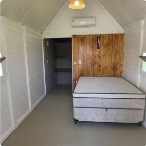 a small room with a bed in the middle of it at Fantastiscos bangalôs em Aracaju in Aracaju