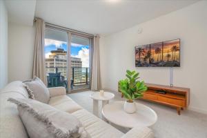 uma sala de estar com um sofá e uma mesa em Sky Ala Moana 2307 condo em Honolulu