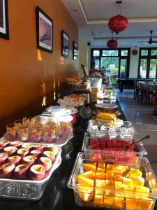 una línea de buffet con muchos tipos diferentes de comida en Sunshine Hoian Hotel, en Hoi An