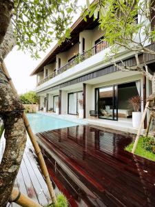 an external view of a house with a swimming pool at Luna Ola Villa Berawa in Canggu