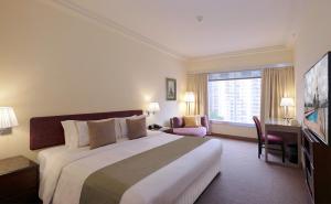 香港にあるプルデンシャル ホテルの大型ベッドとテレビが備わるホテルルームです。