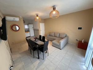 een woonkamer met een tafel en een bank bij Apartamento Céntrico 5 Personas 3 Ambientes in Santiago del Estero