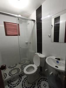 Ett badrum på Hotel torogua